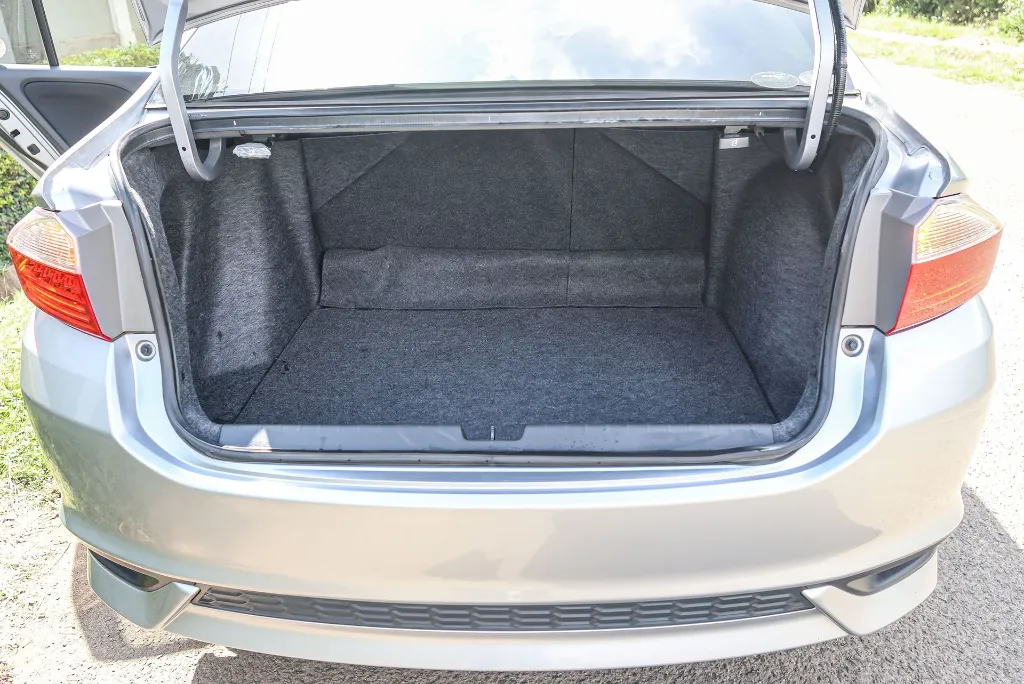 Honda Grace Hybrid 2018 for Sale in Kenya  Fuel-Efficient Hybrid Sedan (8).webp