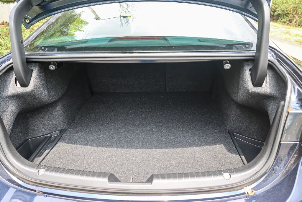 Mazda Axela 2018 (7).webp